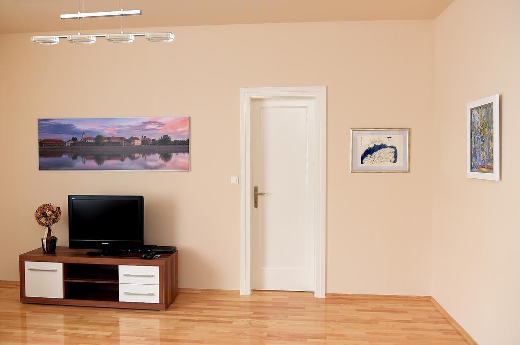 Apartman Cesaric Osijek Buitenkant foto